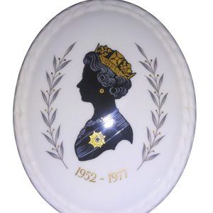 Queen Elizabeth II Portrait Wall Plaque Coalport Bone China Silver Jubilee VTG